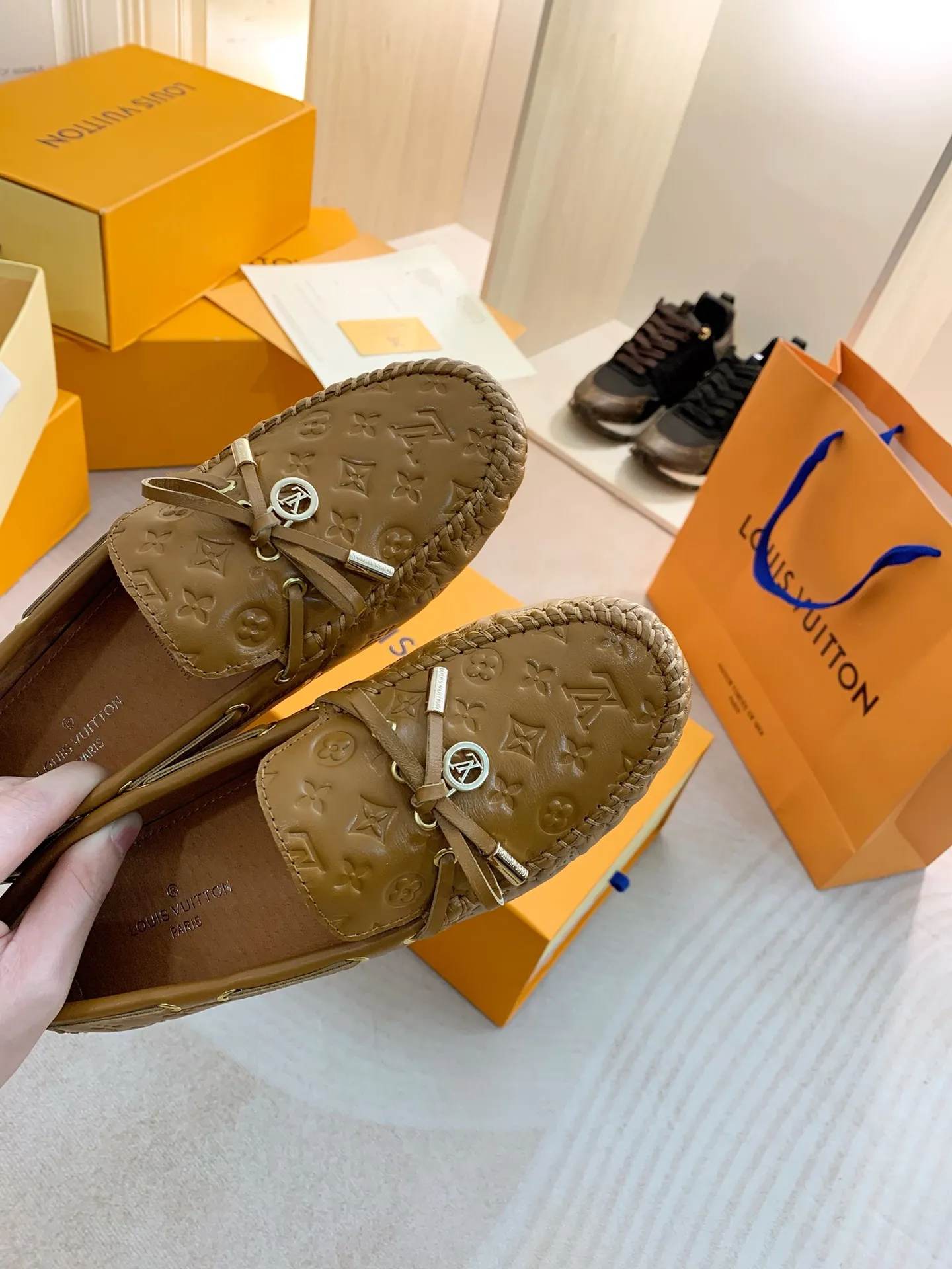 p460💰Couple model❤️🇫🇷 𝙇𝙤𝙪𝙞𝙨 𝙑𝙪𝙞𝙩𝙩𝙤𝙣 🇫🇷Louis Vuitton 2023 Classic𝓛𝓿 𝓣𝓻𝓪𝓲𝓷𝓮𝓻 Sports Series ➪➪➪¯ [Arizona Doudou Shoes Series] ▪️▪️▪️Arizona slip-on shoes are made of Monogram Eclipse canvas. Its hand-painted and dyed edges and hand-sewn uppers fully demonstrate Louis Vuitton's traditional shoemaking craftsmanship. This slip-on shoe is very lightweight. The integrated tongue and upper make it particularly comfortable and flexible. The soft outsole is equipped with rubber padding. Decorated with matching sash. Detailed features: ☑️Monogram Eclipse canvas ☑️Black Eclipse pattern ☑️Hand-painted shoe edges ☑️Hand-sewn uppers (each pair takes time to process) ☑️Integrated tongue and upper construction ☑️Outsole equipped with rubber lining ☑️size: 35_46